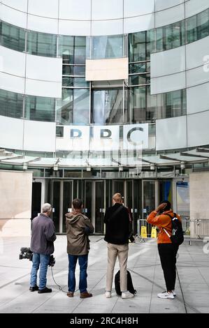 London, Großbritannien. BBC-Presenter-Skandal. Die Medien versammelten sich vor dem Broadcasting House nach dem BBC-Presserskandal. Es wurde behauptet, dass ein Teenager von einem Moderator für explizite Fotos bezahlt wurde. Ein anonymer Referent wurde nun von der BBC suspendiert. Seitdem haben sich drei weitere junge Menschen gemeldet und behauptet, dass der Moderator sie ebenfalls kontaktiert habe. Kredit: michael melia/Alamy Live News Stockfoto