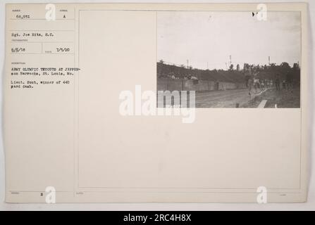 Lieutenant Scut, Sieger des 440-Yard-Dashs bei den Olympiameistertests der Army in Jefferson Barracks, St. Louis, Missouri. Das Foto wurde am 6. Juni 1918 von Sergeant Joe Hits aufgenommen. Symbo hat das Foto am 5. Juli 1920 herausgegeben. In den Hinweisen ist die Identifikationsnummer 268951 angegeben. Stockfoto