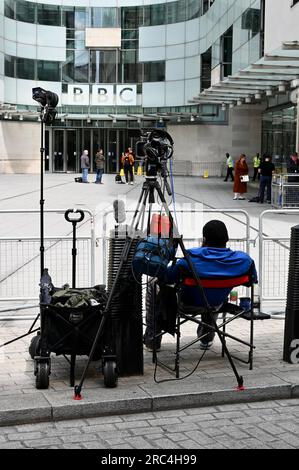 London, Großbritannien. BBC-Presenter-Skandal. Die Medien versammelten sich vor dem Broadcasting House nach dem BBC-Presserskandal. Es wurde behauptet, dass ein Teenager von einem Moderator für explizite Fotos bezahlt wurde. Ein anonymer Referent wurde nun von der BBC suspendiert. Seitdem haben sich drei weitere junge Menschen gemeldet und behauptet, dass der Moderator sie ebenfalls kontaktiert habe. Kredit: michael melia/Alamy Live News Stockfoto