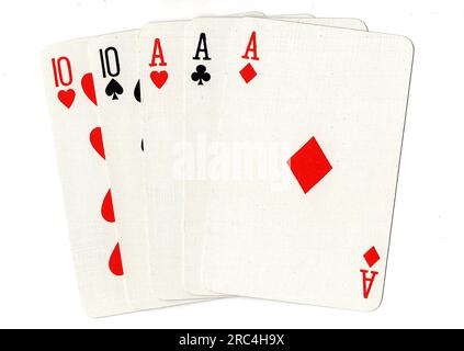 Eine Pokerhand mit Spielkarten, die ein volles Haus mit Assen und Zehnern auf weißem Hintergrund zeigen. Stockfoto