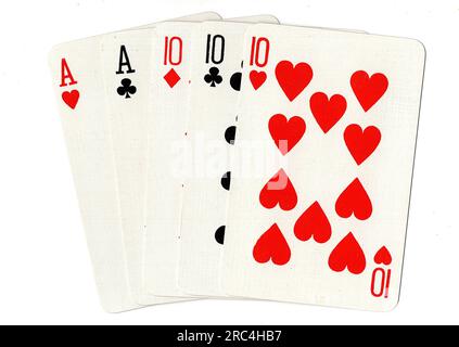 Eine Pokerhand mit Spielkarten, die ein vollständiges Haus mit Zehnern und Assen auf weißem Hintergrund zeigen. Stockfoto