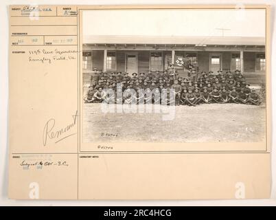 Das Foto zeigt das 119. Aero-Geschwader in Langley Field, Virginia. Sie wurde im November 1917 aufgenommen und ging im Dezember 1917 ein. Das Bild wurde von W. C. D. Remont Sulyt-3.C neu erstellt und ist Teil der Lub Laboratory Collection. Die dem Department zugewiesene Nummer ist 56746, mit zusätzlichen Etikettennummern von 056746 und 118 GEBÜHR K-141. Stockfoto