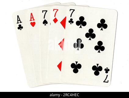 Eine Pokerhand mit Spielkarten, die ein vollständiges Haus mit Siebenern und Assen auf weißem Hintergrund zeigt. Stockfoto