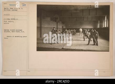Kadetten an der Militärakademie der Vereinigten Staaten in West Point, NY, üben Wrestling. Dieses Foto wurde am 22. Juli 1918 aufgenommen und ist mit Subject 55532 (Studienteilnehmer 1) beschriftet. Das Bild ist Teil einer Sammlung, die die amerikanischen militärischen Aktivitäten während des Ersten Weltkriegs erfasst Stockfoto