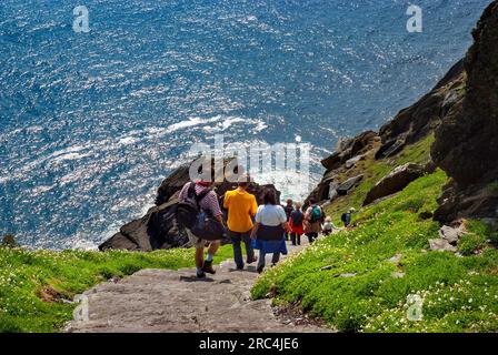 Absteigend von den Beehive Huts in Skellig Michael, County Kerry, Irland Stockfoto