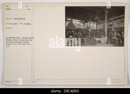 Bildunterschrift: „Schmied Shop in der Marine Repair Branch der Water Transportation Division, zwischen den Piers 5 und 6 in New York City, NY. Fotografiert von Captain Cox am 3. April 1920. Dieses Bild mit der Symbolbeschreibung RECO 4-10-1920 wurde von C herausgegeben. Beachten Sie die Nummer 90: 68165.“ Stockfoto