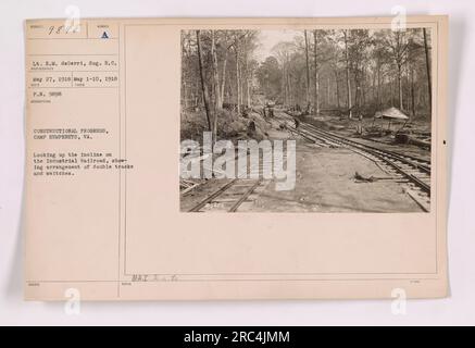 Baufortschritt in Camp Humphreys, Virginia. Das Foto zeigt die Steigung der Industrieeisenbahn und zeigt die Anordnung von Doppelgleisen und Schaltern. Es wurde am 27. Mai 1918 aufgenommen und zur Inspektion herausgegeben. Leutnant E. M. deBerri, Sog. R.C., war der Fotograf. Stockfoto