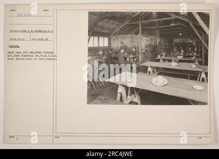 Angestelltes Personal im Camp Hospital No. 44, G.I.S.D., nahe Gievre, Loire et Cher, Frankreich, Essen im Speisesaal. Das Foto wurde am 30. Januar 1919 von J.W. aufgenommen Crunelle, S.C. Die ausgestellte Nummer für dieses Foto ist 134, und es ist unter der Patientennummer 52242 katalogisiert. Stockfoto