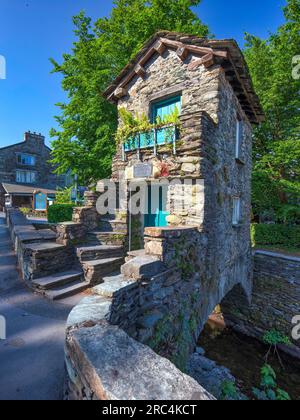 Tagsüber Blick auf das Bridge House, Ambleside, Lake District National Park, Cumbria, England, Großbritannien Stockfoto