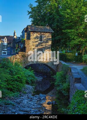 Tagsüber Blick auf das Bridge House, Ambleside, Lake District National Park, Cumbria, England, Großbritannien Stockfoto