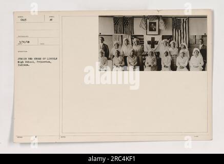 Das Foto zeigt Mitglieder des Junior Red Cross der Lincoln High School in Princeton, Indiana während des Ersten Weltkriegs. Es wurde am 30. März 1918 aufgenommen und hat die Identifikationsnummer 6823. Die Abbildung zeigt die Schüler, die an Aktivitäten im Zusammenhang mit dem Roten Kreuz beteiligt sind. Stockfoto