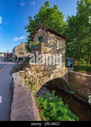 Tagsüber Blick auf das Bridge House, Ambleside, Lake District National Park, Cumbria, England, Großbritannien Stockfoto