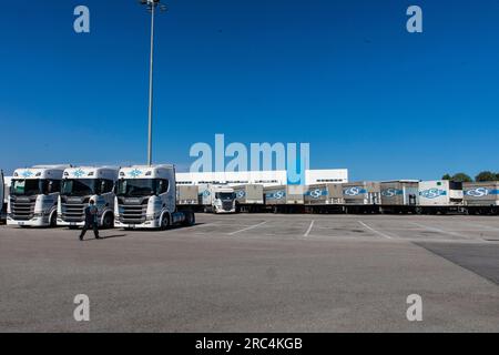 Lastwagen hintereinander auf dem Parkplatz, Nahaufnahme Stockfoto