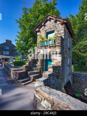 Tagsüber Blick auf das Bridge House, Ambleside, Lake District National Park, Cumbria, England, Großbritannien Stockfoto