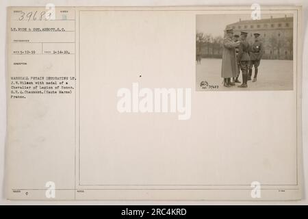 LT. Rode und Sct. Abbott und LT. J. W. Wilson sind auf diesem Foto zu sehen, das am 14. Januar 1919 aufgenommen wurde. Das Bild zeigt Marshal Petain, der LT. Wilson mit der Medaille eines Chevaliers der Ehrenlegion bei G.H.Q. dekoriert. Chaumont in Haute Marne, Frankreich. Anmerkung: Foto Nummer 39683. Stockfoto