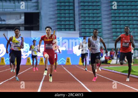 Bangkok, Thailand. 12. Juli 2023. Chen Guanfeng (2. l) aus China springt während des 4X100 Meter-Staffelfinals der Männer bei den 25. Asian Athletics Championships in Bangkok, Thailand, am 12. Juli 2023. Kredit: Rachen Sageamsak/Xinhua/Alamy Live News Stockfoto