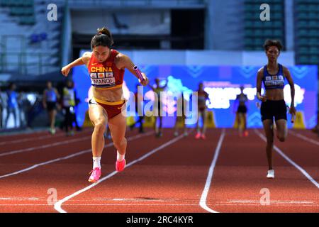 Bangkok, Thailand. 12. Juli 2023. GE Manqi (Front) aus China springt während des 4X100 Meter-Relay-Finales der Frauen bei den Athletik-Meisterschaften 25. in Bangkok, Thailand, am 12. Juli 2023. Kredit: Rachen Sageamsak/Xinhua/Alamy Live News Stockfoto