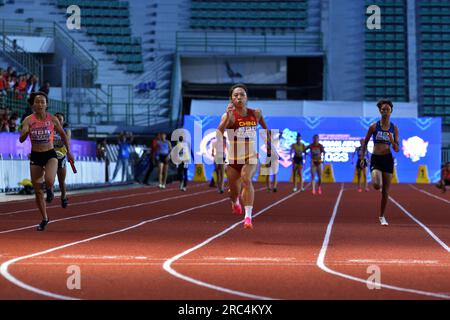 Bangkok, Thailand. 12. Juli 2023. GE Manqi (Front) aus China springt während des 4X100 Meter-Relay-Finales der Frauen bei den Athletik-Meisterschaften 25. in Bangkok, Thailand, am 12. Juli 2023. Kredit: Rachen Sageamsak/Xinhua/Alamy Live News Stockfoto