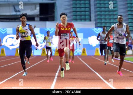 Bangkok, Thailand. 12. Juli 2023. Chen Guanfeng (C) aus China springt während des 4X100 Meter-Staffelfinals der Männer bei den Athletik-Meisterschaften 25. in Bangkok, Thailand, am 12. Juli 2023. Kredit: Rachen Sageamsak/Xinhua/Alamy Live News Stockfoto