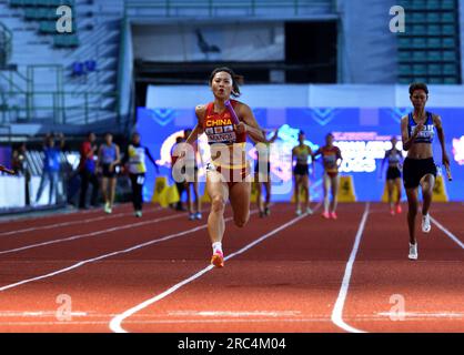 Bangkok, Thailand. 12. Juli 2023. GE Manqi (Front) aus China springt während des 4X100 Meter-Relay-Finales der Frauen bei den Athletik-Meisterschaften 25. in Bangkok, Thailand, am 12. Juli 2023. Kredit: Rachen Sageamsak/Xinhua/Alamy Live News Stockfoto