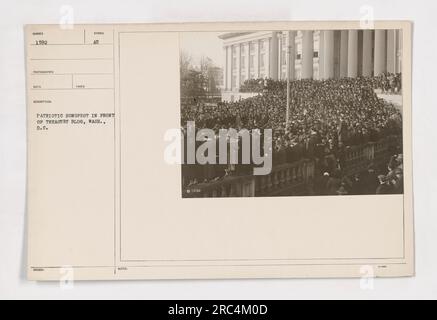 Soldaten und Zivilisten versammeln sich vor dem Treasury Building in Washington, D.C., zu einem patriotischen Songfest während des Ersten Weltkriegs Das Foto mit der Nummer 1592 wurde von einem unbekannten Fotografen aufgenommen. Das Ereignis symbolisierte die Unterstützung und Einheit des amerikanischen Volkes während des Krieges. Stockfoto