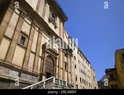 Malerischer Blick von der Fassade auf das Barock, Rokoko und die Renaissance Santa Caterina d'Alessandria in Palermo Sizilien, Italien. Stockfoto