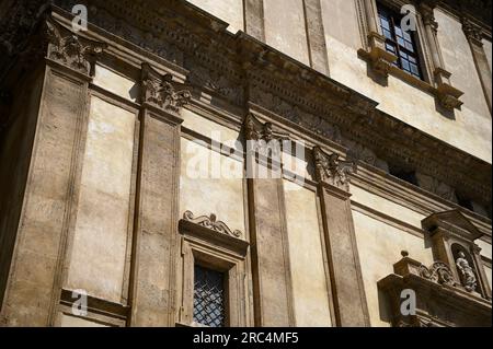 Malerischer Blick von der Fassade auf das Barock, Rokoko und die Renaissance Santa Caterina d'Alessandria in Palermo Sizilien, Italien. Stockfoto