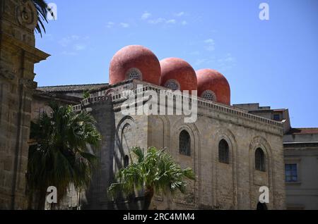 Landschaft mit malerischem Blick auf die normannisch-arabische Chiesa di San Cataldo, ein historisches Wahrzeichen von Palermo in Sizilien, Italien. Stockfoto