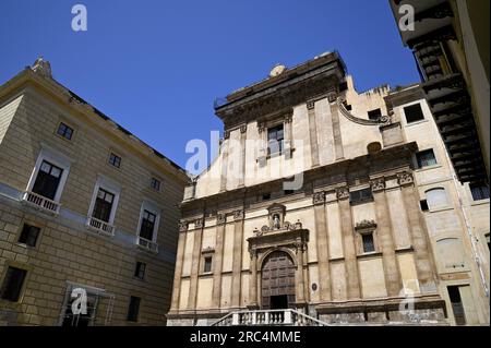 Malerischer Blick von der Fassade auf das Barock, Rokoko und die Renaissance Santa Caterina d'Alessandria in Palermo Sizilien, Italien. Stockfoto