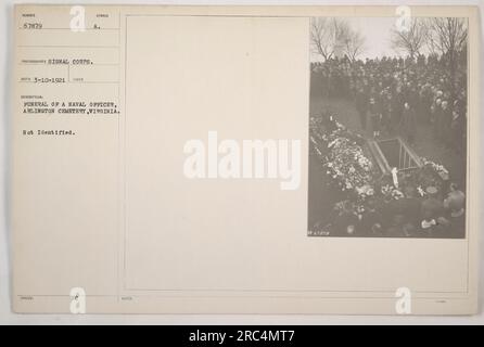 Bestattungszug auf dem Arlington-Friedhof in Virginia für einen unbekannten Marineoffizier. Dieses Foto wurde am 10. März 1921 von einem Fotografen des Signalkorps aufgenommen. Das Bild zeigt eine düstere Szene, die die Ehre und den Respekt symbolisiert, die dem gefallenen Militärpersonal während des Ersten Weltkriegs zuteil wurden. Das Foto trägt die Referenznummer 67879. Stockfoto