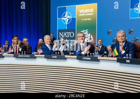 Vilnius, Litauen. 12. Juli 2023. US-Präsident Joe Biden, 2. links, applaudiert dem ukrainischen Präsidenten Volodymyr Zelenskyy während des Treffens des NATO-Ukraine-Rates beim NATO-Gipfel am 12. Juli 2023 in Vilnius, Litauen. Sitz von links: Britischer Premierminister Rishi Sunak, USA Präsident Joe Biden, NATO-Generalsekretär Jens Stoltenberg und litauischer Präsident Gitanas Nauseda. Kredit: Adam Schultz/White House Photo/Alamy Live News Stockfoto