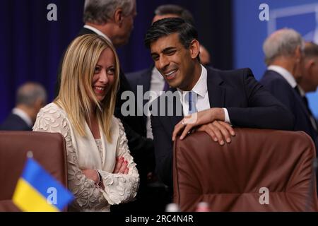 Vilnius, Litauen. 12. Juli 2023. Der britische Premierminister Rishi Sunak, rechts, unterhält sich mit dem italienischen Premierminister Giorgia Meloni, links, während sich die Staats- und Regierungschefs am zweiten Tag des NATO-Gipfels am 12. Juli 2023 in Vilnius, Litauen, zum Treffen des ukrainischen Rates versammeln. Kredit: Simon Dawson/Simon Dawson/Nr. 10 Downing Street/Alamy Live News Stockfoto