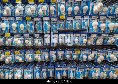 Italien - 12. Juli 2023: LED-Lampen verschiedener Typen und Formen, die im italienischen Supermarkt zum Verkauf angeboten werden Stockfoto