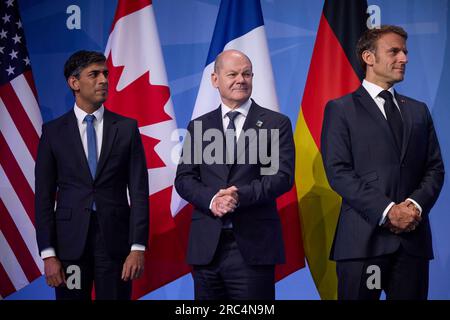 Vilnius, Litauen. 12. Juli 2023. Von links: Rishi SUNAK (Premierminister Großbritanniens), Bundeskanzler Olaf SCHOLZ, Emmanuel MACRON (Präsident Frankreichs), Präsident Wolodymyr Selenskyj auf dem NATO-Gipfel am 12. Juli 2023 in Vilnius. Arbeitsbesuch des ukrainischen Präsidenten in der Republik Litauen Kredit: Das Präsidialamt der Ukraine via/dpa/Alamy Live News Stockfoto