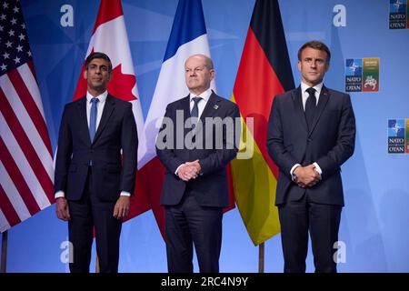 Vilnius, Litauen. 12. Juli 2023. Von links: Rishi SUNAK (Premierminister Großbritanniens), Bundeskanzler Olaf SCHOLZ, Emmanuel MACRON (Präsident Frankreichs), Präsident Wolodymyr Zelenskyj in Vilnius beim NATO-Gipfel am 12. Juli 2023. Arbeitsbesuch des ukrainischen Präsidenten in der Republik Litauen Kredit: Das Präsidialamt der Ukraine via/dpa/Alamy Live News Stockfoto