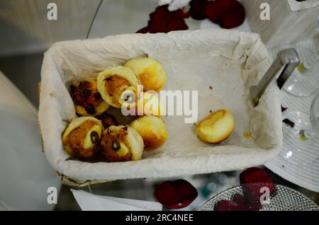 Frühstückstisch komplett mit einer Auswahl an leckeren und appetitlichen Gerichten. Stockfoto