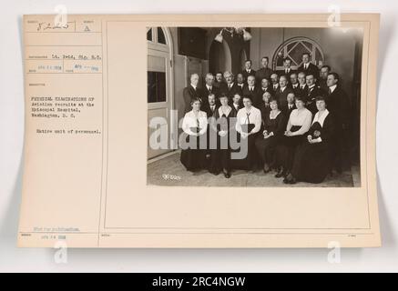 Flugrekruten im Episcopal Hospital, Washington, D.C. werden körperlichen Untersuchungen unterzogen, die von LT. Reid vom Signalkorps durchgeführt werden. Dieses Foto zeigt die gesamte Personaleinheit, die für die Untersuchungen zusammengekommen ist. Das Foto wurde am 23. April 1918 aufgenommen und als nicht für die Veröffentlichung geeignet eingestuft. Weitere Hinweise weisen darauf hin, dass das Foto 98225 ist. Stockfoto