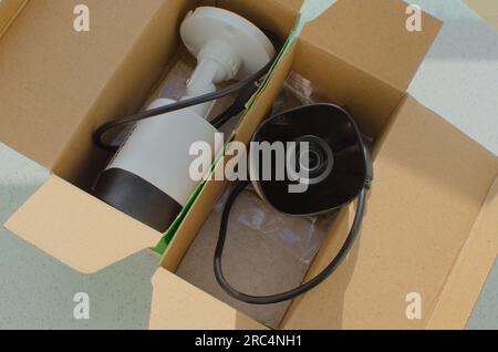 Nahaufnahme-Überwachungskameras in der Box, bereit zur Installation. Gewährleistung einer effizienten Überwachung und eines wirksamen Schutzes. Stockfoto