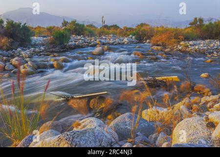 Lange Belichtung fängt die ruhige Schönheit des Santa Ana River, Redlands, CA ein - und unterstreicht einen ruhigen Wasserfluss inmitten einer pulsierenden Landschaft Stockfoto