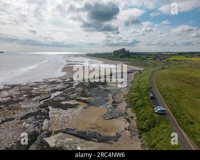 Luftaufnahme der Drohne, die die wunderschöne Küste von Northumberland in England zeigt. Stockfoto
