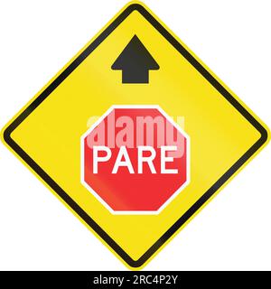 Chilenisches Straßenwarnschild: Stoppschild voraus. Pare bedeutet Stopp. Stockfoto