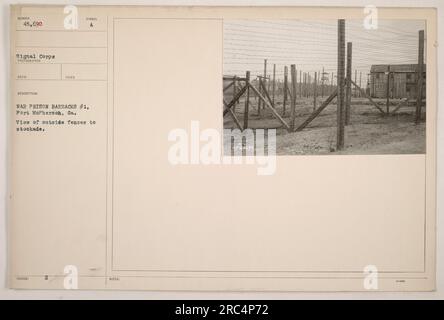 Außenansicht der Zäune rund um Lagerhaus Nr. 45.690 in der Kriegsgefangenenbaracke Nr. 1 in Fort McPherson, Georgia. Dieses Foto wurde vom Fotografen des Signalkorps während des Ersten Weltkriegs aufgenommen. Aktenzeichen: PROTOGRAPHER RECO. Zusätzliche Angaben: H SYMBOL A ANMERKUNGEN 24567. Stockfoto