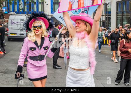 London, Großbritannien. 12. Juli 2023. Fans, viele in schicken Kleidern, stehen in der Schlange für den neuen Barbie Film Premier am Leicester Square. Kredit: Guy Bell/Alamy Live News Stockfoto