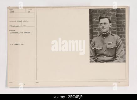 Ein Foto eines nicht identifizierten Offiziers, aufgenommen im Ersten Weltkrieg. Das Foto hat die Nummer 7367 und wurde vom Signalkorps aufgenommen. Name, Dienstgrad und andere Details des Beamten werden in den bereitgestellten Informationen nicht angegeben. Das Foto ist Teil einer Sammlung amerikanischer Militäraktionen während des Krieges. Stockfoto