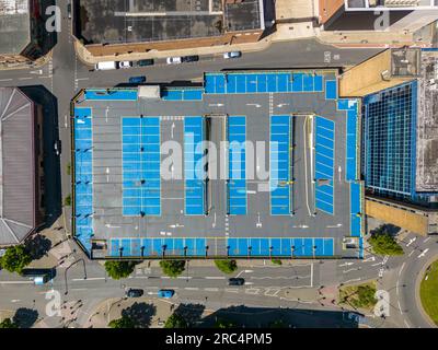 Dieses Drohnenfoto von oben zeigt ein Parkhaus im Stadtzentrum von Sheffield. Stockfoto