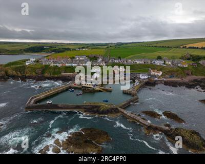 Drohnenfoto von St. Abbs in Berwickshiree, Schottland. St Abbs ist ein kleines Küstendorf mit einem Hafen. Stockfoto