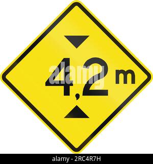 Warnschild in Chile: Höhenbeschränkung voraus (4,2 Meter) Stockfoto