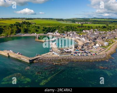 Luftdrohnenfoto der Küstenstadt Stonehaven in Aberdeenshire, Schottland. Stonehaven hat einen Strand und einen kleinen Hafen. Stockfoto