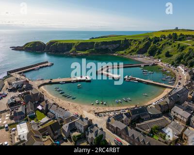 Luftdrohnenfoto der Küstenstadt Stonehaven in Aberdeenshire, Schottland. Stonehaven hat einen Strand und einen kleinen Hafen. Stockfoto