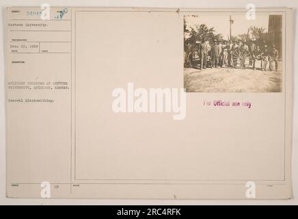 Soldaten, die eine militärische Ausbildung an der Western University in Quindaro, Kansas, absolvieren. Der Schwerpunkt ihrer Ausbildung ist die allgemeine Schmiede. Das Foto wurde am 10. Dezember 1918 im Rahmen amerikanischer Militäraktivitäten während des Ersten Weltkriegs aufgenommen. Dieses Bild ist nur für den offiziellen Gebrauch klassifiziert. Stockfoto